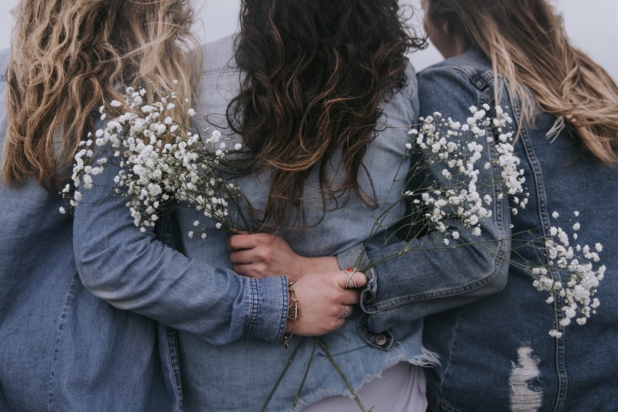 donne di spalle.jpg